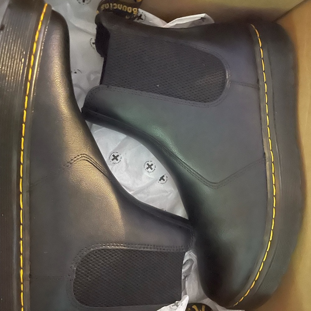 Brand New In Box - women’s Dorrian Dr Marten size 9 - Picture 2 of 5
